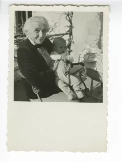 photographie de Maria Van Rysselberghe et son arrière-petit-fils Nicolas Lambert, février 1948