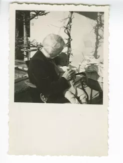 photographie de Maria Van Rysselberghe et son arrière-petit-fils Nicolas Lambert, février 1948