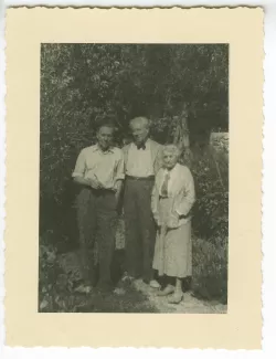 photographie montrant, de gauche à droite, Pierre Herbart, Roger Martin du Gard et Maria Van Rysselberghe, septembre 1949