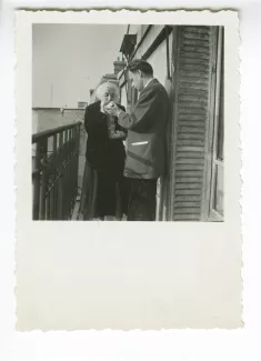photographie de Maria Van Rysselberghe et Jean Lambert, sur le balcon du Vaneau, mai 1948
