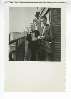 photographie de Maria Van Rysselberghe et Jean Lambert, sur le balcon du Vaneau, mai 1948