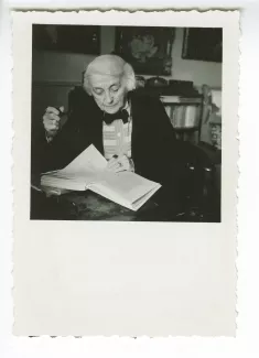 portrait photographique de Maria Van Rysselberghe, lisant, pipe en main, dans son appartement de la rue Vaneau, mai 1948