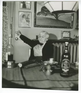 photographie de Maria Van Rysselberghe, dans son appartement de la rue Vaneau, lors du tournage du film Avec André Gide de Marc Allégret, janvier 1951