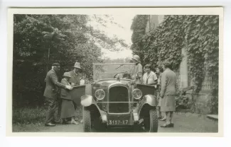 photographie où l'on reconnaît, à gauche de la voiture, Léopold Chauveau, Maria Van Rysselberghe, Roger Martin du Gard, et à droite Christiane Martin du Gard (de face), avec d'autres personnes, aux décades de Pontigny, août 1928