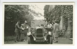 photographie où l'on reconnaît, à gauche de la voiture, Léopold Chauveau, Maria Van Rysselberghe, Roger Martin du Gard, et à droite Christiane Martin du Gard (de face), avec d'autres personnes, aux décades de Pontigny, août 1928