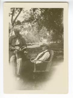 photographie de Maria Van Rysselberghe et Roger Martin du Gard, aux décades de Pontigny, août 1932