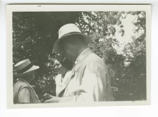 photographie montrant, de gauche à droite, Maria Van Rysselberghe, Anne Heurgon-Desjardins et Roger Martin du Gard, aux décades de Pontigny, août 1932