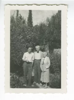 photographie montrant, de gauche à droite, Pierre Herbart, Roger Martin du Gard et Maria Van Rysselberghe, septembre 1949