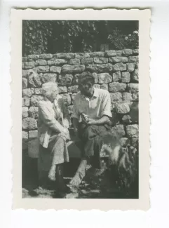 photographie de Maria Van Rysselberghe et Pierre Herbart, assis sur un banc, septembre 1949