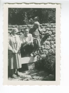 photographie montrant, de gauche à droite, Maria Van Rysselberghe, Pierre Herbart et Élisabeth Van Rysselberghe, septembre 1949