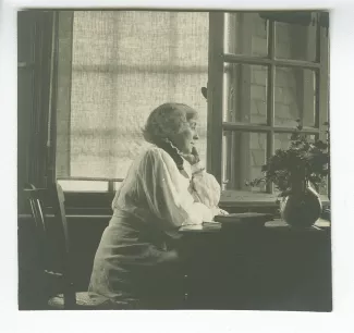 portrait photographique de Maria Van Rysselberghe, assise, de profil, à la villa Robinson, chez les Flé