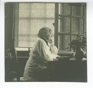 portrait photographique de Maria Van Rysselberghe, assise, de profil, à la villa Robinson, chez les Flé 