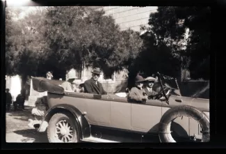 photographie où l'on reconnaît Maria Van Rysselberghe, à l'avant d'une voiture, parmi d'autres personnes, avril 1931
