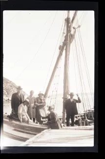 photographie où l'on reconnaît Élisabeth Van Rysselberghe, assise sur le bord du bateau à gauche, Maria Van Rysselberghe assise au milieu, et Enid McLeod (debout au centre), parmi d'autres personnes, avril 1931