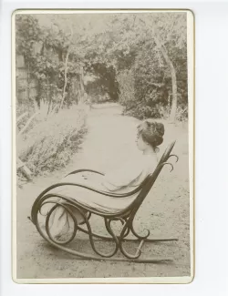 photographie de Maria Van Rysselberghe, assise sur un rocking-chair, chez Francis Vielé-Griffin