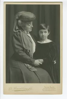 portrait photographique de Maria Van Rysselberghe, à gauche, et Andrée Mayrisch, la fille d'Aline Mayrisch