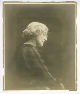 portrait photographique de Maria Van Rysselberghe, de profil, octobre 1910