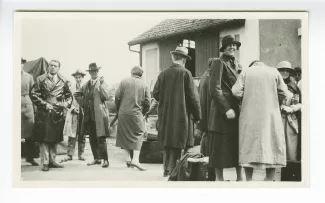 photographie où l'on reconnaît Ramon Fernandez (à gauche de face), Louis Martin-Chauffier (pipe et chapeau), Ethel Whitehorn (à droite de face) et Maria Van Rysselberghe, à l'extrême droite, à la gare de Pontigny, parmi d'autres personnes, août 1926