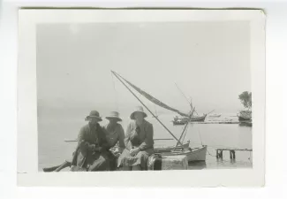 photographie montrant, de gauche à droite, Maria Van Rysselberghe, Élisabeth Van Rysselberghe et Enid McLeod, avril 1931