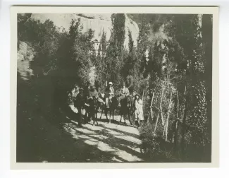 photographie où l'on reconnaît, sur les mulets, de gauche à droite, Élisabeth Van Rysselberghe, Enid McLeod et Maria Van Rysselberghe, parmi d'autres personnes, avril 1931