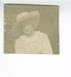 portrait photographique en buste de Maria Van Rysselberghe, au chapeau