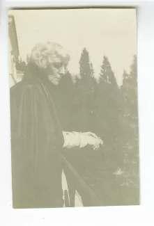 portrait photographique de Maria Van Rysselberghe à un balcon, septembre 1915