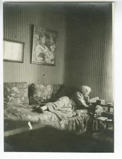 photographie de Maria Van Rysselberghe, allongée sur un fauteuil, lisant, au-dessus du Portrait de Laure Flé par Théo Van Rysselberghe (1913), à la Bastide Franco