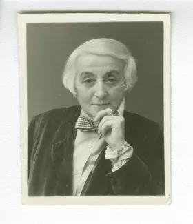 portrait photographique en buste de Maria Van Rysselberghe, de face, décembre 1933