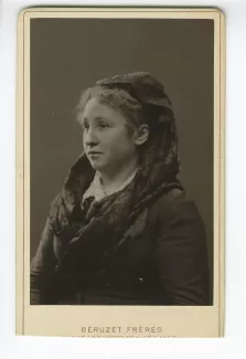 portrait photographique en buste de Sylvie Monnom, mère de Maria Van Rysselberghe