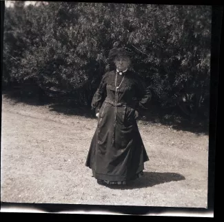 photographie de Sylvie Monnom, mère de Maria Van Rysselberghe, en extérieur, avril 1905