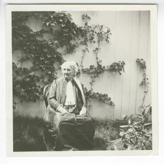 photographie de Sylvie Monnom, mère de Maria Van Rysselberghe, assise dans un jardin, juin 1914