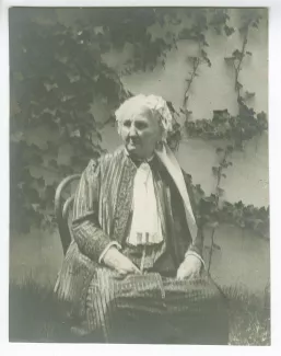 photographie de Sylvie Monnom, mère de Maria Van Rysselberghe, assise dans un jardin, juin 1914