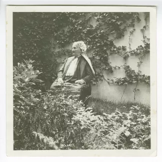 photographie de Sylvie Monnom, mère de Maria Van Rysselberghe, assise dans un jardin, juin 1914