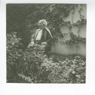 photographie de Sylvie Monnom, mère de Maria Van Rysselberghe, assise dans un jardin, juin 1914