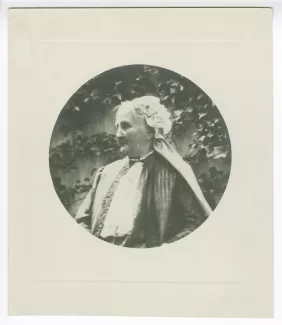 portrait photographique en buste de Sylvie Monnom, mère de Maria Van Rysselberghe, assise dans un jardin, juin 1914