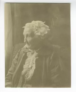 portrait photographique en buste de Sylvie Monnom, mère de Maria Van Rysselberghe