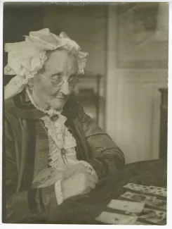 portrait photographique de Sylvie Monnom, mère de Maria Van Rysselberghe, faisant une réussite