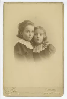 portrait photographique en buste de Denise et Germaine Maréchal, nièces de Maria Van Rysselberghe, février 1888