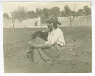 portrait photographique d'Élisabeth Van Rysselberghe, avec le chien Niska, à la Bastide Franco