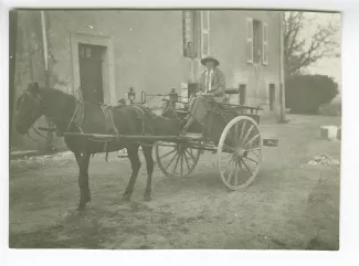 photographie d'Élisabeth Van Rysselberghe, conduisant une carriole, devant la Bastide Franco