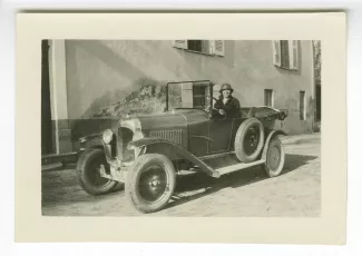 photographie d'Élisabeth Van Rysselberghe, au volant de "Sidonie", sa première voiture, offerte par André Gide, à la Bastide Franco, mars 1925