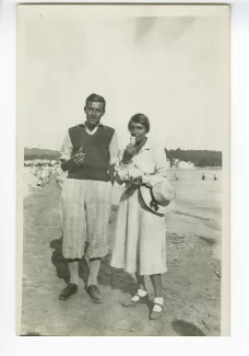 photographie-carte postale d'Élisabeth Van Rysselberghe et Pierre Herbart, sur la plage