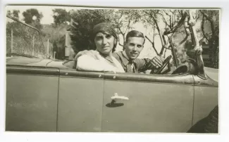 portrait photographique d'Élisabeth Van Rysselberghe et Pierre Herbart, assis dans la voiture "Rosalie", à la villa Le Pin (Saint-Clair), le jour de leur mariage, 15 septembre 1931