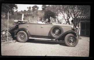 portrait photographique d'Élisabeth Van Rysselberghe et Pierre Herbart, assis dans la voiture "Rosalie", à la villa Le Pin (Saint-Clair), le jour de leur mariage, 15 septembre 1931