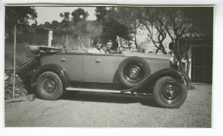 portrait photographique d'Élisabeth Van Rysselberghe et Pierre Herbart, assis dans la voiture "Rosalie", à la villa Le Pin (Saint-Clair), le jour de leur mariage, 15 septembre 1931