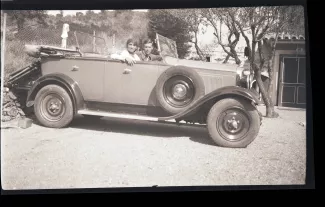 portrait photographique d'Élisabeth Van Rysselberghe et Pierre Herbart, assis dans la voiture "Rosalie", à la villa Le Pin (Saint-Clair), le jour de leur mariage, 15 septembre 1931