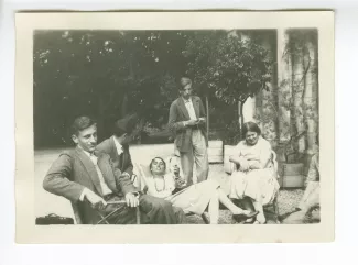 photographie où l'on reconnaît, à gauche, Bernard Maupoil, Élisabeth Van Rysselberghe, allongée sur un transat, et Jacques Savary debout, aux décades de Pontigny, août 1930