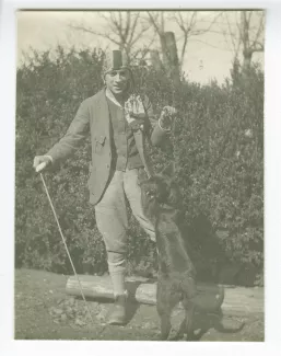 portrait photographique en pied d'André Allégret, avec le chien Niska, à la Bastide Franco, février 1921