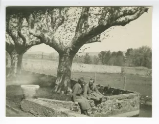 photographie d'André Allégret et Ethel Whitehorn [?], assis sur un muret, à la Bastide Franco, avril 1922