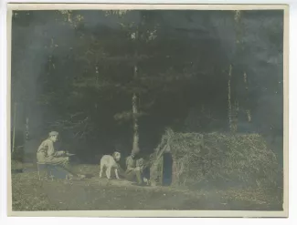 photographie de Marc Allégret, assis à droite, et de son frère André Allégret